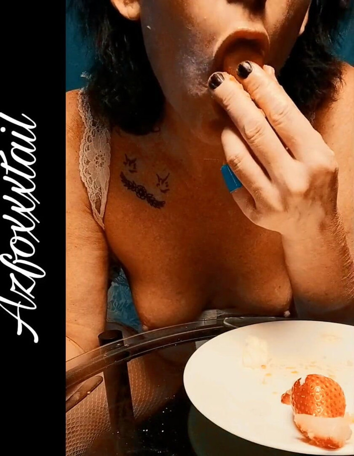 AzFoxxxTailPhelicia: Erdbeeren schlagsahne 2