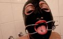 Spiel_maschinerie: Une salope esclave des toilettes en latex se fait pisser...