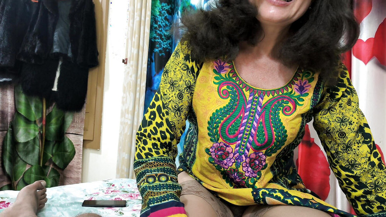 Bolly Karma: 뻔뻔한 밀프 웹캠 섹스 비디오