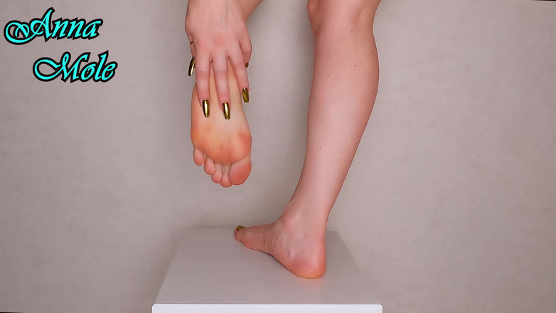 Anna Mole: Chodidla a prsty bosá telata