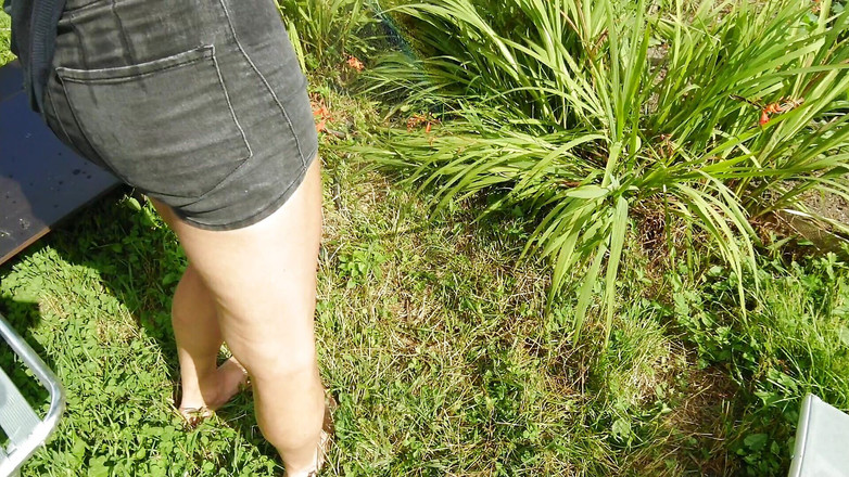 Alexa Cosmic: 令人耳目一新的T恤和穿着软管的黑色短裤在花园里...