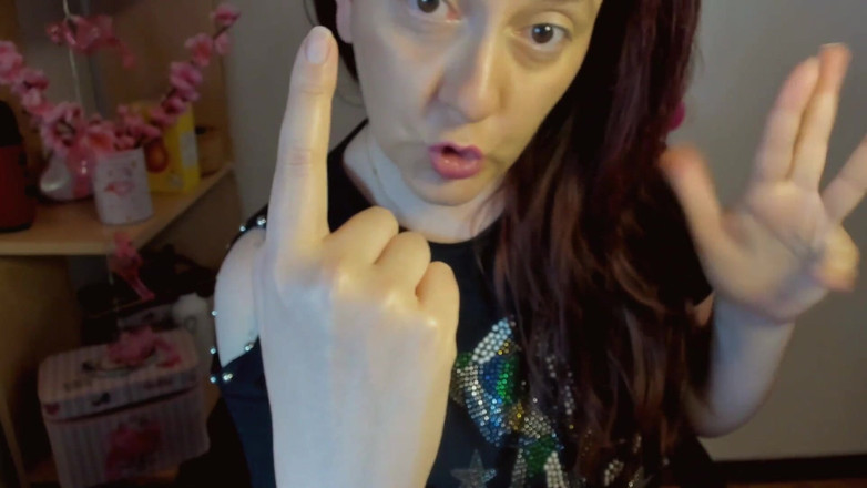 Nicoletta Embassi: Hand fetish costum video