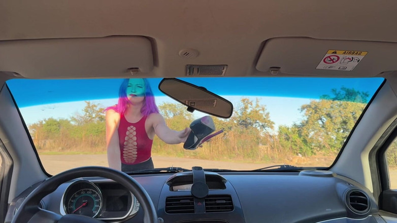 DINA LIGHT: Tentação no pára-brisas de um carro