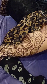 Meesteres neukt haar mietje met een dildo