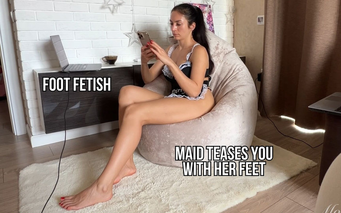 Princess Monica: Une soubrette te taquine avec ses pieds