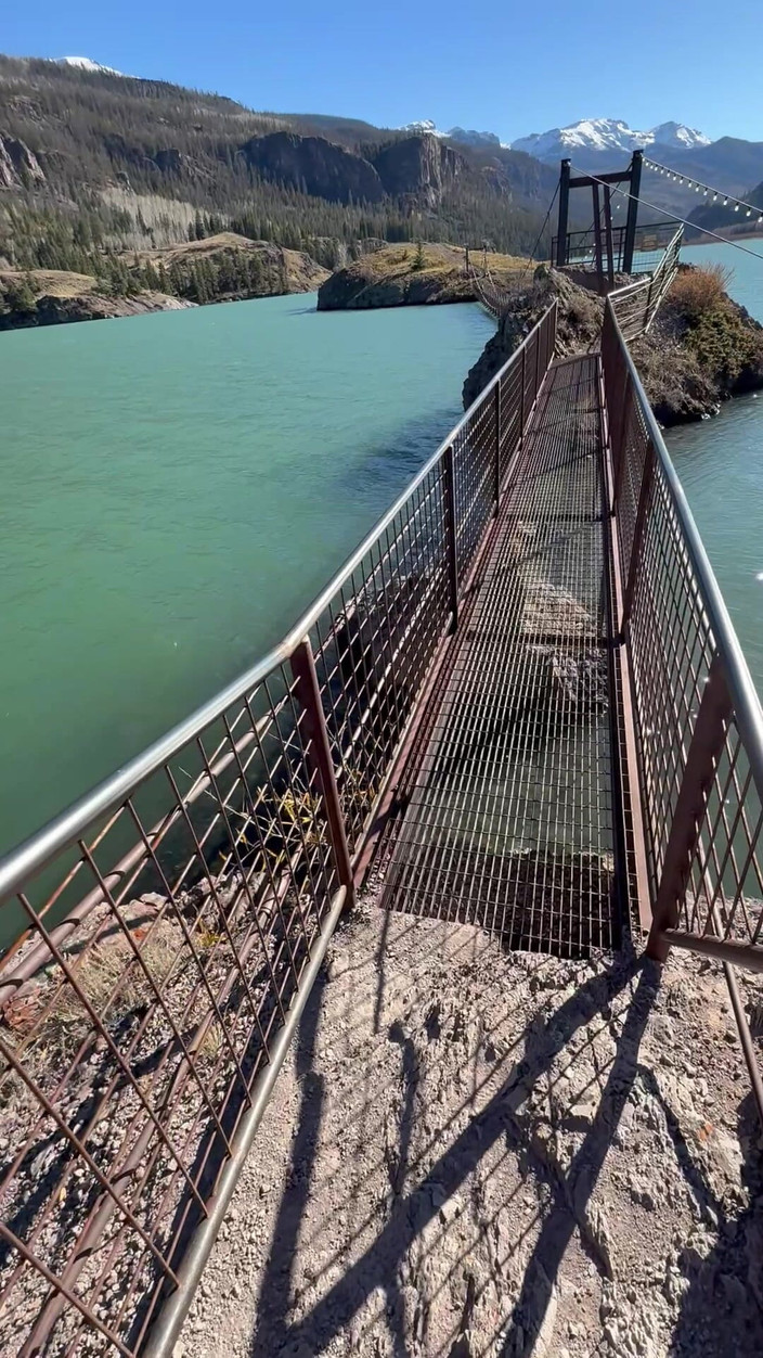 Dahlia Wolf: Feticismo del piede all'aperto attraversando il ponte