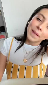 Hey baba, sadece rahatla, diz çökeceğim ve yarağını çıkaracağım ve küçük fahişe gibi emeceğim, böylece yüzümü görebilirsin