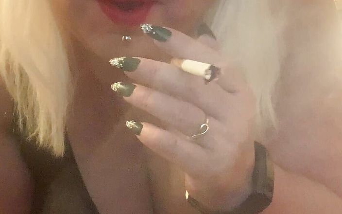 Blanca Girl BBW: 뉴포트에서 자위하고 담배를 피우는 섹시한 비
