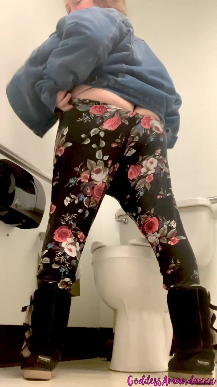Goddess Amanda: बाथरूम में खूबसूरत विशालकाय महिला बड़े कूल्हे