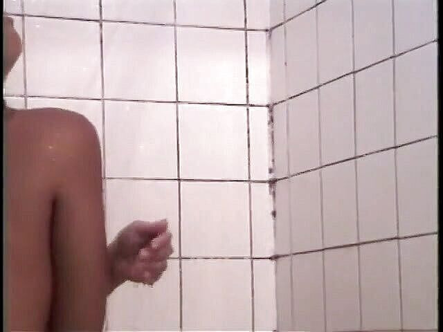 Asian Club: Napalona azjatycka laska ssie ogromnego kutasa, zanim zostaje uderzona twardym...