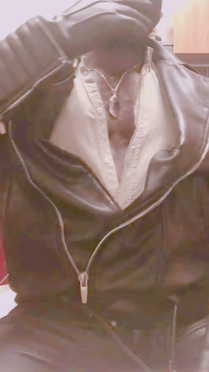 Black smoking muscle stepdad: Maskeli deri giyinmiş meme ucuyla oynuyor şişmiş göbek dumanı