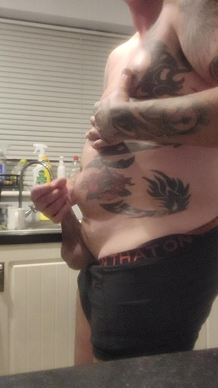 Garywhore: 在 kitcen 中恶心的小便玩耍