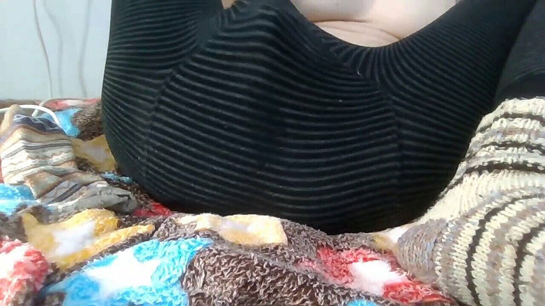 BW_Dolphin: Vit tjej i varma vinterbyxor onanerar online med sin indiska...