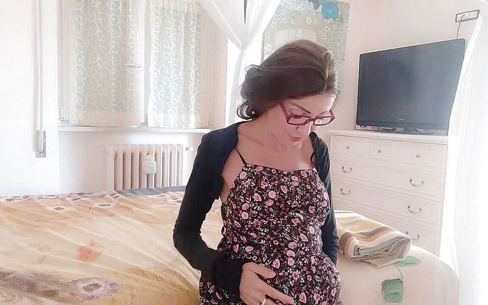 Savannah fetish dream: Step-mom has a heavy pregnant bump