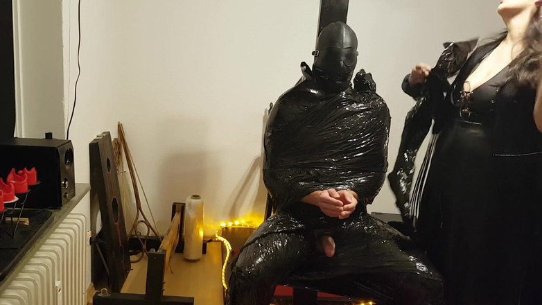 DOMINATRIX6: Folyo esaret kölesi bölüm 2 - yapışan film mumyalanmış ve delirmiş