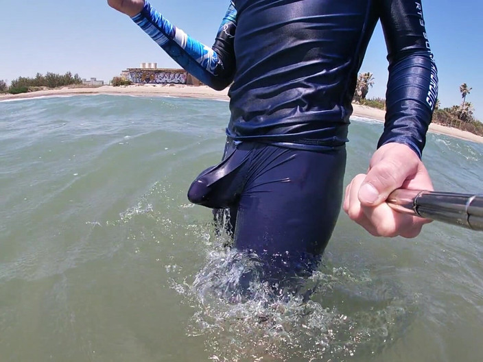 Cool Body: Surfista viene eretto nella sua Lycra per il piacere del...