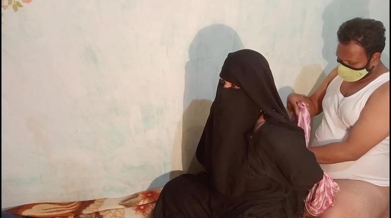 Gulaab: Une bhabhi desi indienne musulmane en hijab se fait baiser...