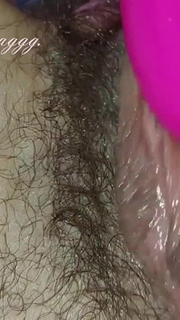 Figa pelosa bagnata si masturba con un vibratore primo piano amatoriale modella russa miLF ginnagg