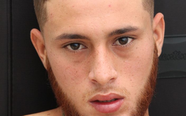 Latino boys porn: Pelirroja latina con gran polla