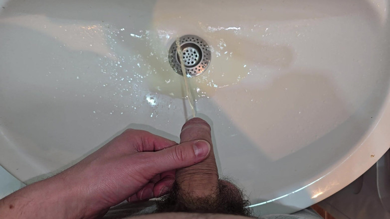 Alpha pee king: Kıllı yarak banyoda lavaboya işiyor ve güçlü bir dere