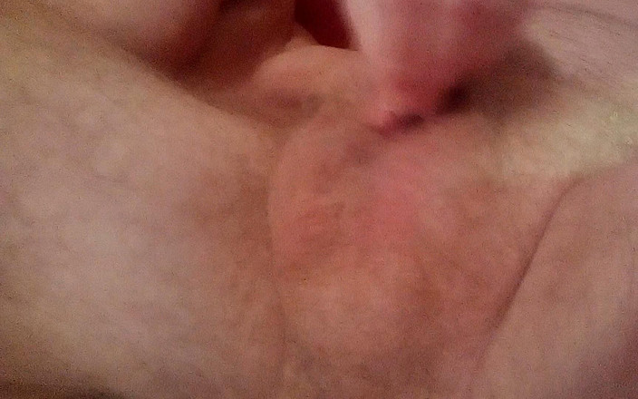 Sex hub couple: ジョンズボールズで遊んでいるジェンのクローズアップ