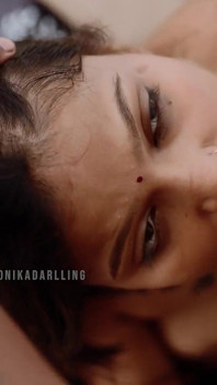 La estrella porno india Suhna en primer video de gang bang completo de sexo anal hardcore