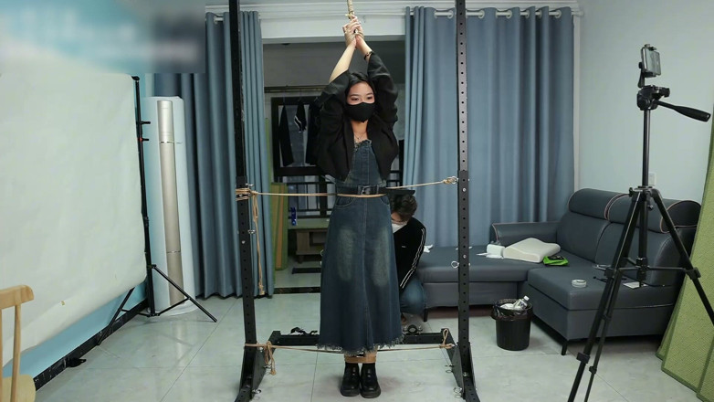 Asian bondage: แฟนของฉันถูกตรึงไว้กับขาตั้งเหล็ก คอยจั๊กจี้เธอ