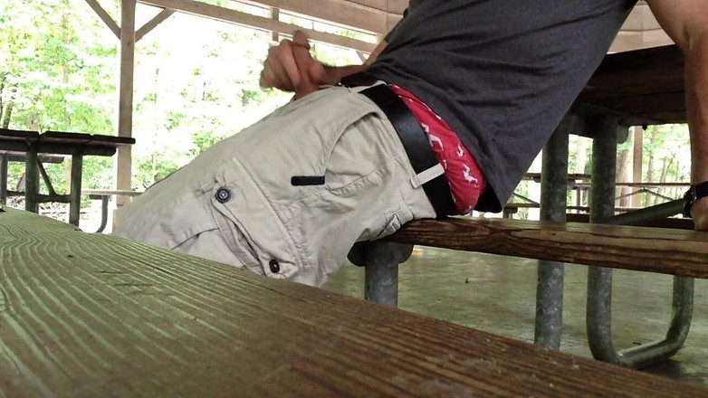 TJenner: Kamp alanında mastürbasyon yapıyor ve boşalıyor