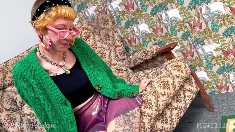 Domestic femdom: Adorano gli stivali viola