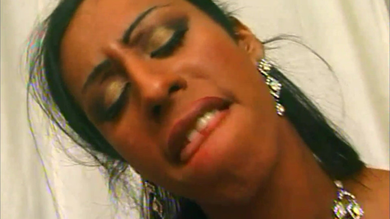 TGIRL ROOM: Keldai Itali meniduri dua waria dan mendapat air mani di...