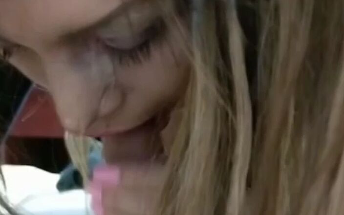 Barbietransxxxx: Wanita transeksual menghisap zakar jiran