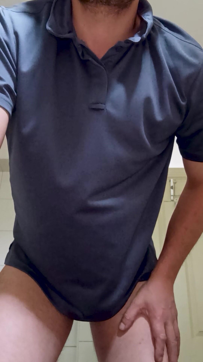 sexytoyboy: Taquine toreuse sous la douche