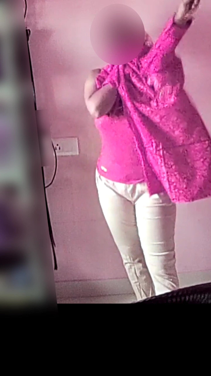 Black & white desicat: देसी धोखेबाज सेक्सी शरीर वाली गृहिणी मुझे पोशाक बदलने वाले वीडियो के साथ लुभा रही है