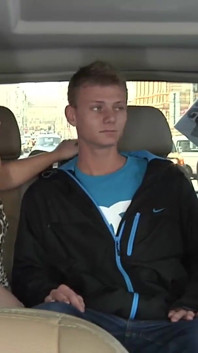 Două milf agață un tânăr și îl fut în mașină