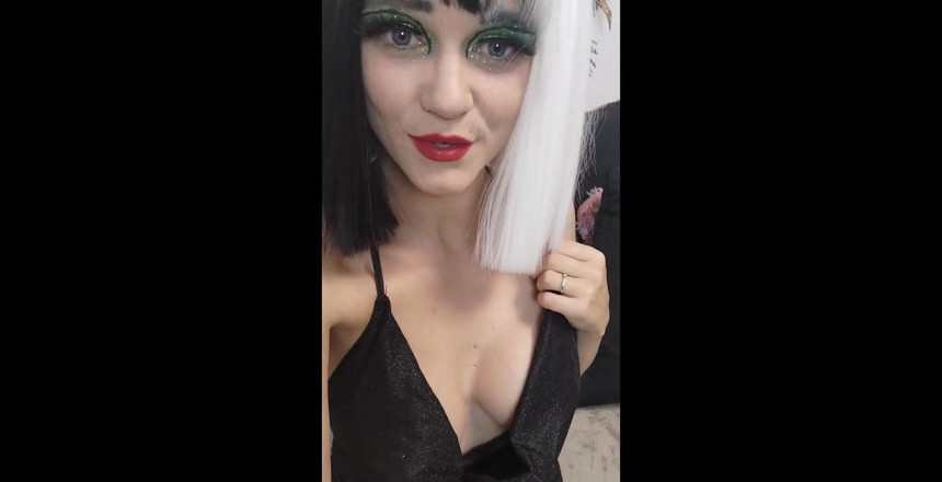 LeniFuchs: 히히와 나한테 어울린다고 생각하나요? 그리고 속옷을 입지 않는 것이 매우 나쁜가요? 히히 핫한 두 번째 을 원하시나요?