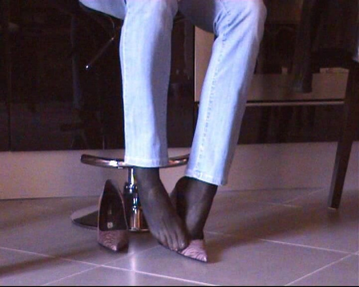 Nyllady: Schoenenspel in zwarte panty's en roze pompen