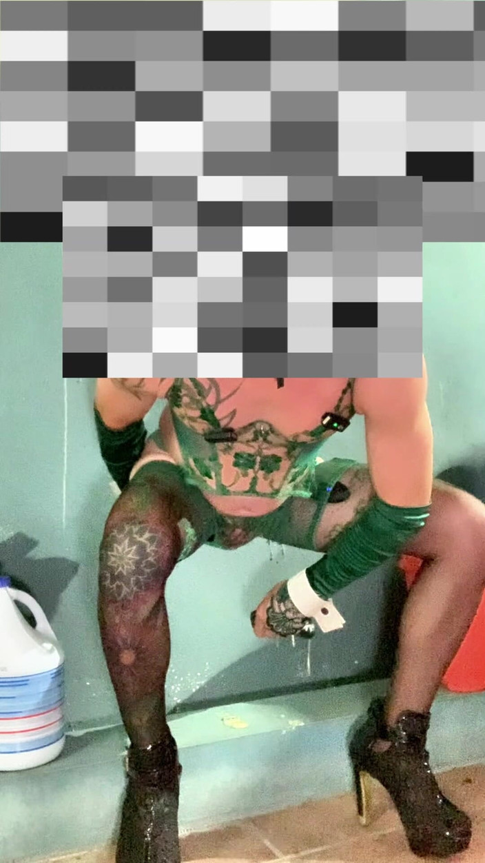 Benito414: TS Transe schöne grüne dessous strümpfe und Dildo anal