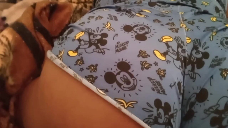 Casalsaodaporra: सौतेला बाप पजामा पहनी बड़ी गांड वाली सौतेली बेटी को चोदता है