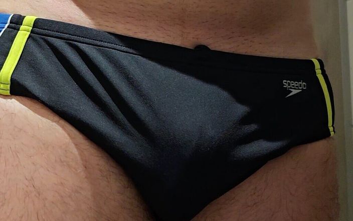 Speedo fanboy: Masturbare și spermă într-un Random Guys Black Speedo