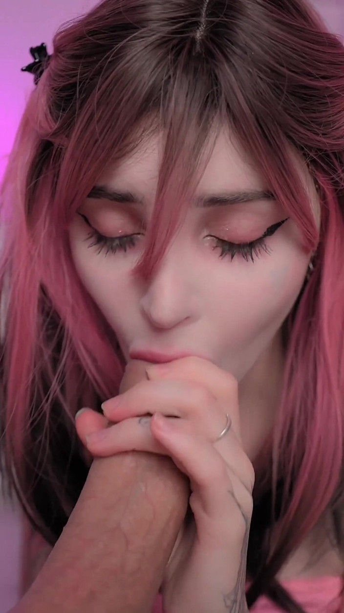 pinkloving: Fată drăguță cu păr roz plesnește și îmi suge adânc pula cu...