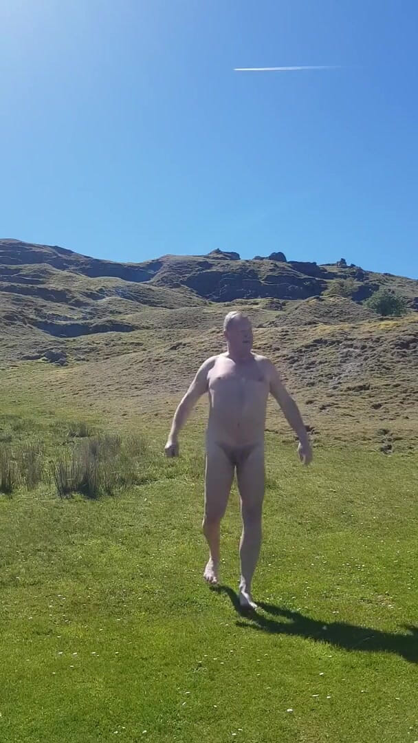Miguel13: Passeggiata nuda