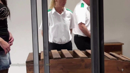 Spanking Server: Megi viene frustata nel culo in una prigione