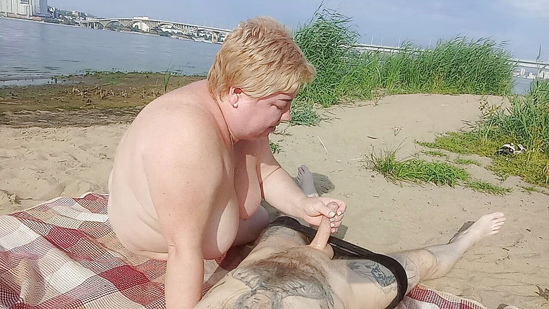 Zona901: समुद्र तट पर लंड चूसना और लंड मरोड़ना