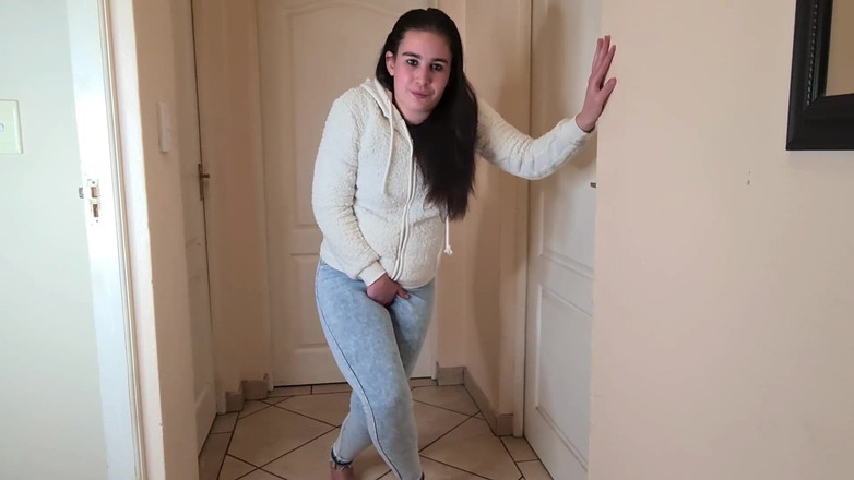 domslutfucker: काले बाल वाली रंडी को पेशाब करने की सख्त जरूरत है, उसकी नीली जींस में पेशाब करती है