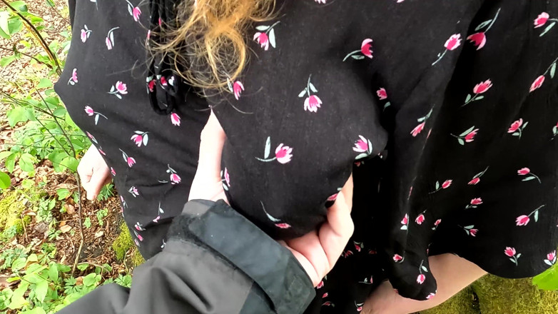 Bouncy Tits Action: เสื้อสีดําและโดนตีหัวนม
