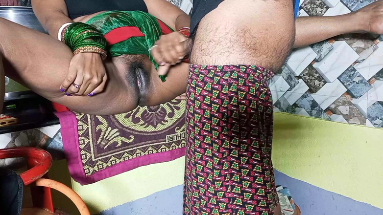 FireeCouple: 誰も家にいなかったときに台所で働いているBhabhijiを犯した