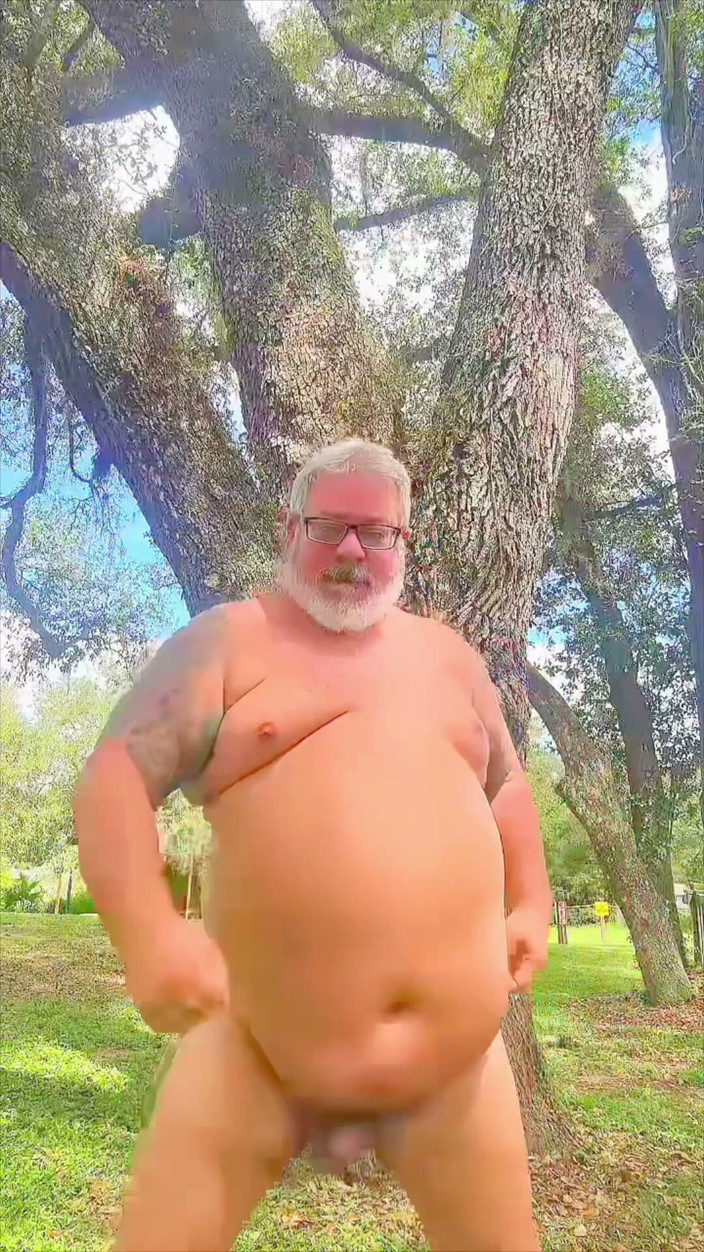 Hand-Free-Daddy-Chub: Beruang Telanjang Menari Berbogel Di Wilderness Menunjukkan Lubangnya
