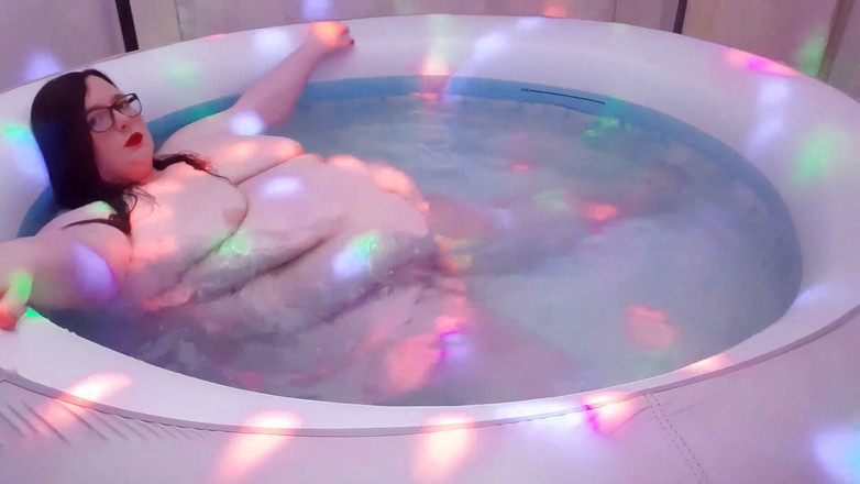 SSBBWLadyBrads: Bbw ssbbw bụng lắc lư chơi trong bồn tắm nước...