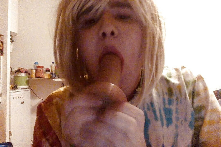 BifloXXX: Travestit BifloXXX suge pula și face sex oral cu vibrator adânc în...