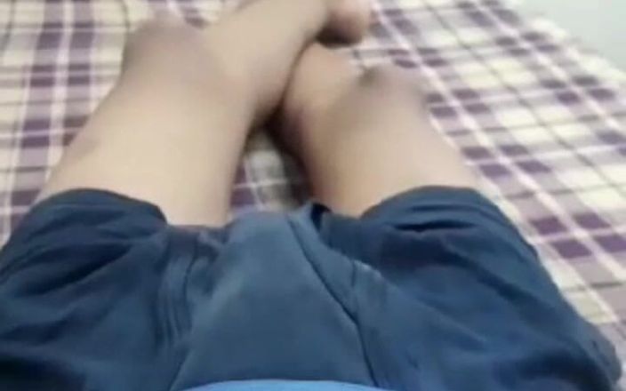 Xboss cum: Söt tänd mager tonårspojke visar sitt rövhål framför kameran
